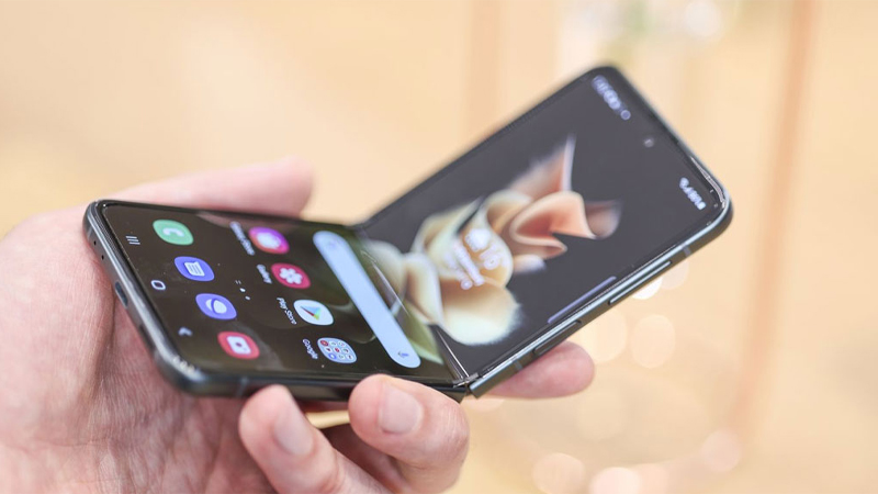 Màn hình được trang bị tấm nền AMOLED với độ phân giải cao